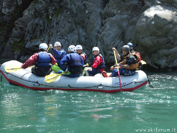 rafting: bisogna pagaiare