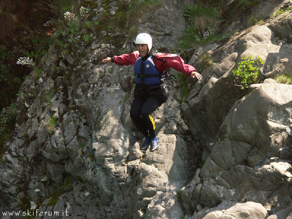 salto e tuffo nel fiume