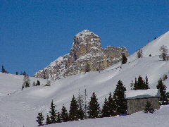 Vista sul Sassongher dalle piste del comprensorio dell'Alta Badia.