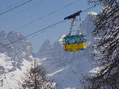 La funivia di Madonna di Campiglio. Sullo sfondo le Dolomiti del Brenta.
