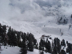 Il rifugio Panorama ripreso dalla cabinovia Danterceppies della Val Gardena.
