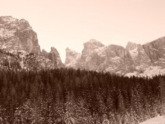 Le guglie del Sella (Dolomiti) viste dalle piste di Colfosco in Alta Badia. Wallpaper con effetto sepia.