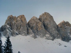 Wallpaper Dolomiti. Il gruppo delle Odle innevato ripreso dalla Val di Funes.