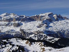 Il Sella visto dalle piste dell'Alta Badia. Si vede la Pista del Bo� e del Vallon.