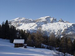 Una baita e sullo sfondo il Gruppo del Sella in Dolomiti. Foto scattate nei pressi di Corvara in Badia.