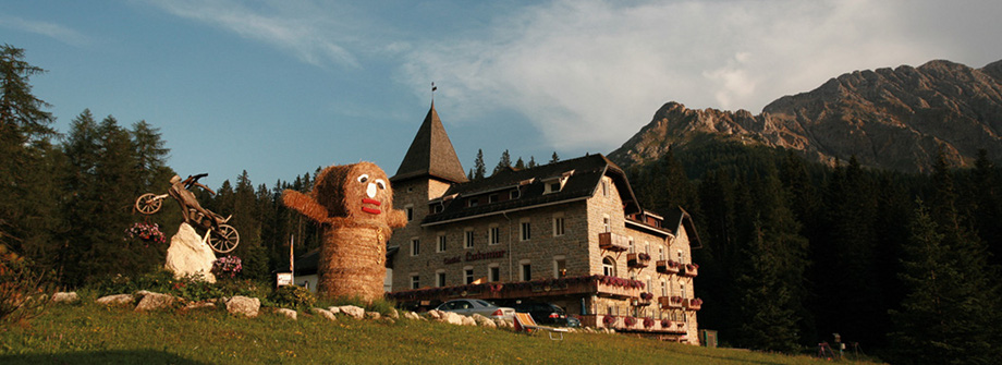 Foto estiva albergo Castel Latemar