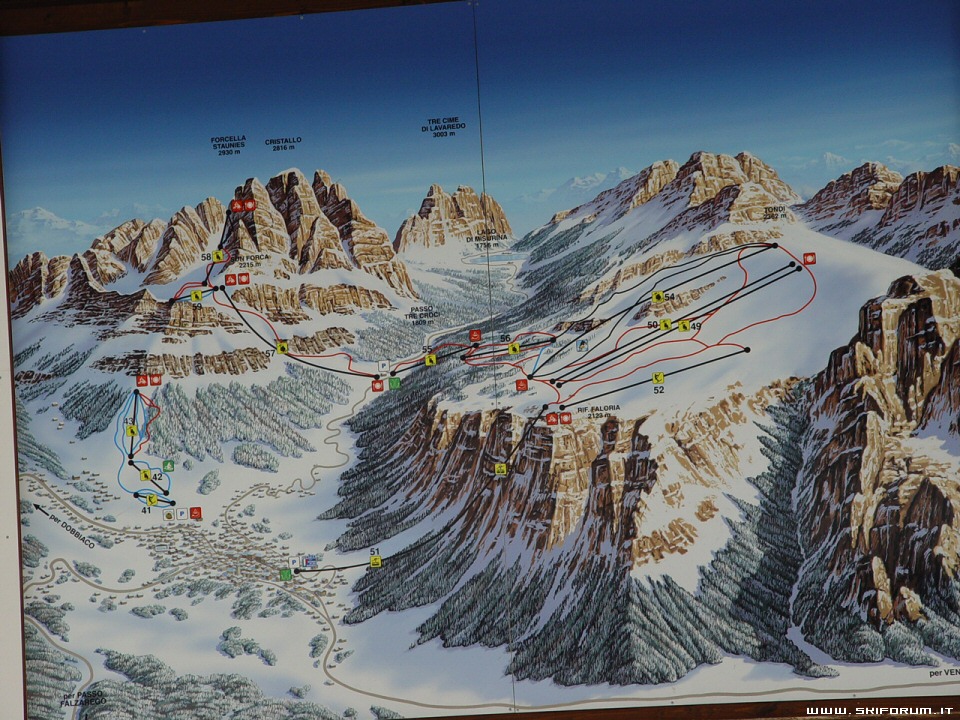 Foto al cartellone delle piste del Faloria