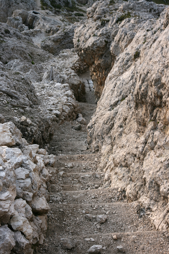3298-sentiero-scavato-roccia.jpg