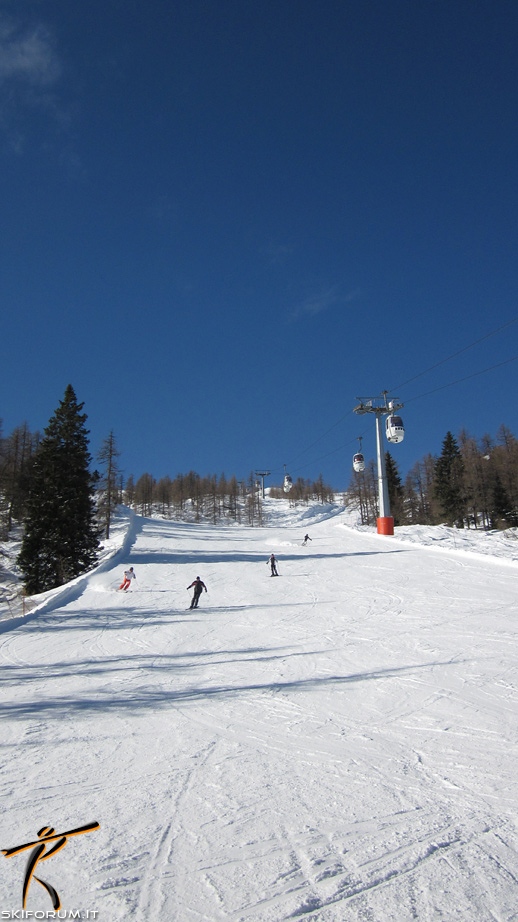 Sciatori sulla pista Tognola 1