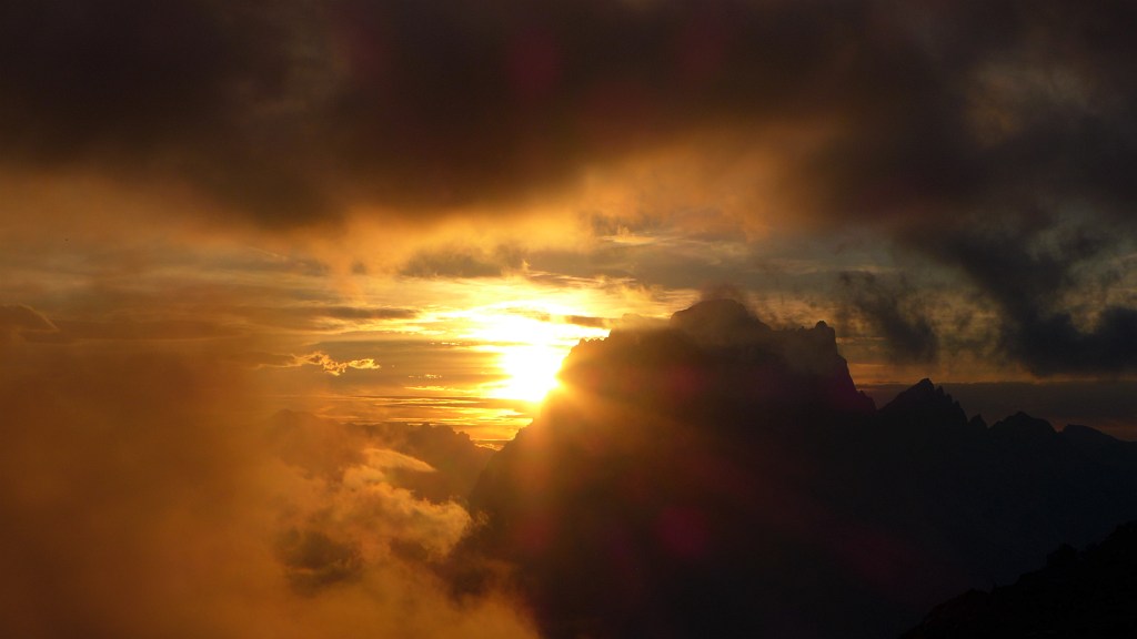 147465-pelmo-tramonto-controluce.jpg