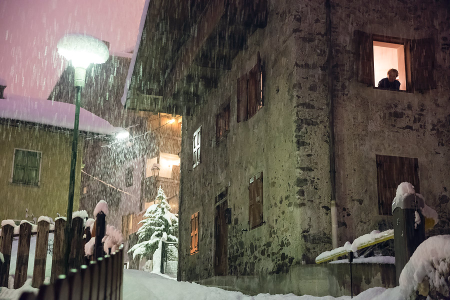163430-alleghe-anziana-finestra-nevica.jpg