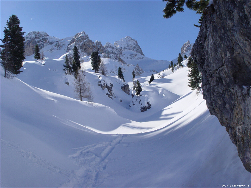 Salti e fuoripista in Faloria, dolomiti