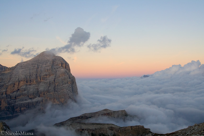 tofana di rozes e mare di nubi in Dolomiti