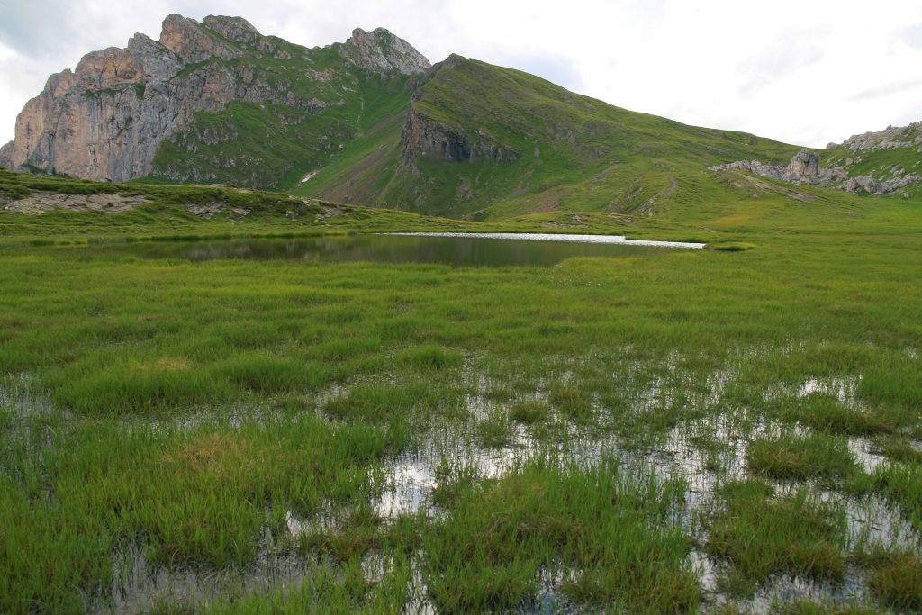 42786-08-lago-delle-baste-e-monte-cernera.jpg