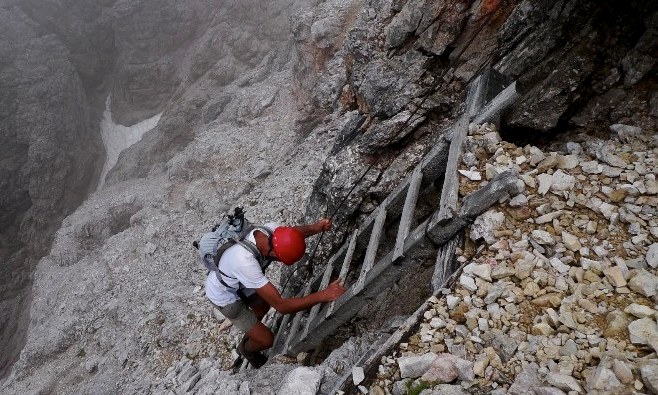 58351-marco-sulla-modernissima-via-ferrata-sul-lastron-di-sassovecchio-tre-scarperi.jpg