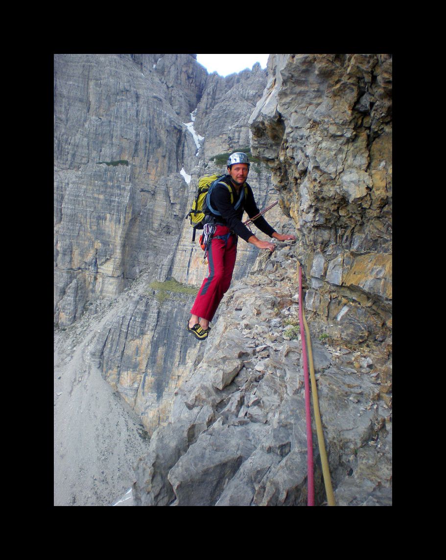 65709-024-campanile-di-val-montanaia-traverso-su-cengia-dopo-fessura-cozzi.jpg