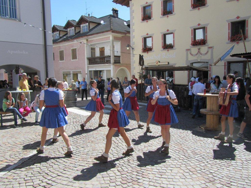 68181-il-gruppo-del-ballo-batti-cul-nova-ponente-deutschnofen-28-agosto-2011.jpg