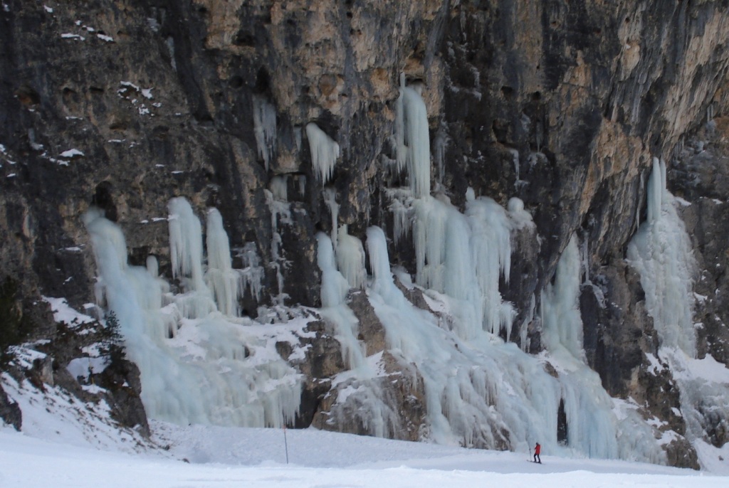 72099-32-cascate-di-ghiaccio-lungo-la-pista-armentarola.jpg