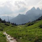 Sentiero verso impianti da sci al Passo Pordoi. Sentiero verso impianti da sci al Passo Pordoi.