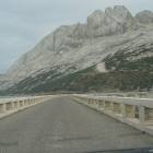 Guidare sulla Diga del passo Fedaia