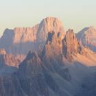Pelmo al tramonto dietro le Rocchette