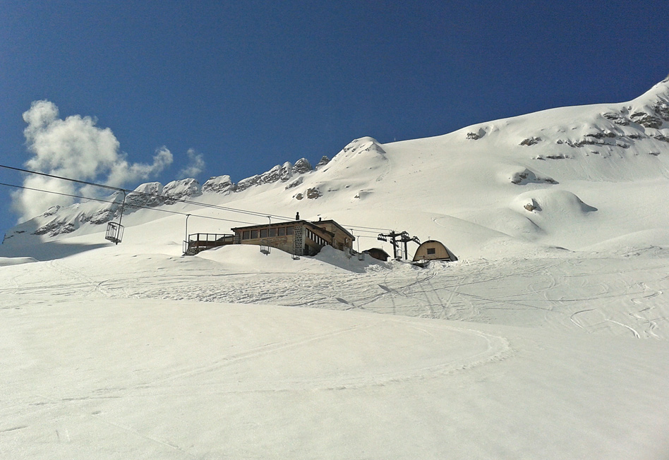 102573-rifugio-sommerso-dalla-neve.jpg