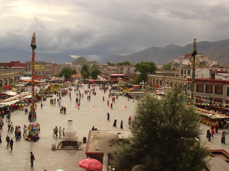 12067-la-piazza-della-citta-vecchia-di-lhasa.jpg
