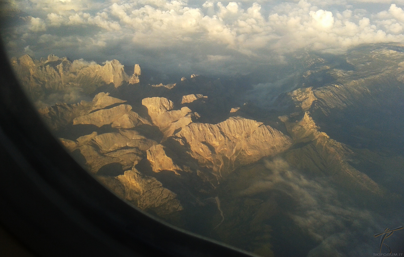 132736-dolomiti-da-aereo.jpg