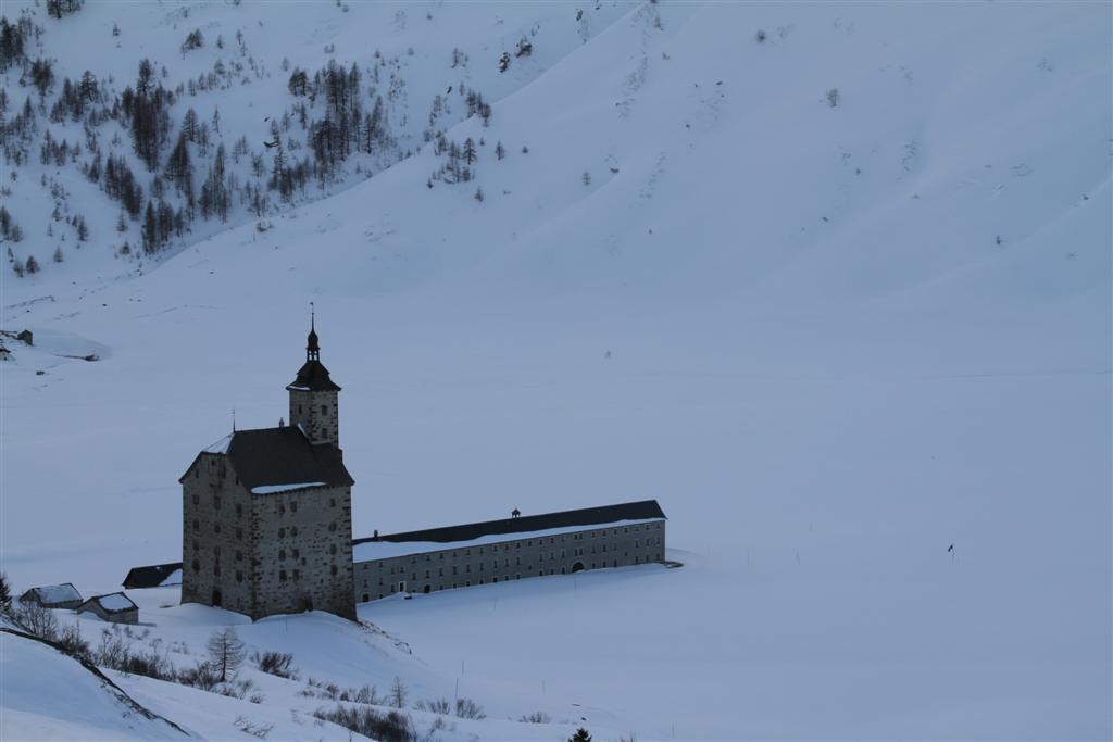 71940-12-chiesa-o-monastero-in-una-valle-large.jpg