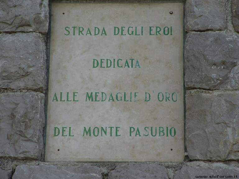 8778-strada-degli-eroi-targa.jpg