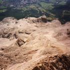 La zona degli impianti e delle piste di Ra Valles viste dalla stazione a monte della funivia nel suo punto più alto. La zona degli impianti e delle piste di Ra Valles viste dalla stazione a monte della funivia nel suo punto più alto.