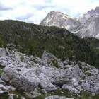 il sentiero verso Pian dei Menis con il Lagazuoi sullo sfondo il sentiero verso Pian dei Menis con il Lagazuoi sullo sfondo