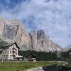 Il Rifugio Stella Alpina con il Catinaccio Il Rifugio Stella Alpina con il Catinaccio