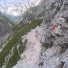 La breve fune metallica di sostegno psicologico e il rifugio Bergamo La breve fune metallica di sostegno psicologico e il rifugio Bergamo