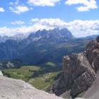 Verso sud invece panorama sulle Pale di San Martino e la Conca di Fuciade in basso Verso sud invece panorama sulle Pale di San Martino e la Conca di Fuciade in basso