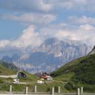Il versante orientale del passo con il Civetta sullo sfondo