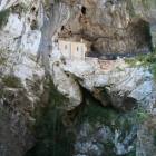 Pittoresca cappella aggrappata sulla roccia a Covadonga Pittoresca cappella aggrappata sulla roccia a Covadonga