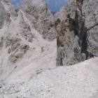 Il sentiero dal Pas d'Antermoa verso il Rif. Passo Principe, che si vede al centro della foto