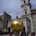 Singolare presenza nella piazza dietro una delle tante cattedrali cittadine.