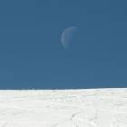 La luna e la neve tracciata