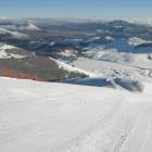 Dalla pista rossa panoramica veduta sugli altopiani di Roccaraso e Pescocostanzo. Dalla pista rossa panoramica veduta sugli altopiani di Roccaraso e Pescocostanzo.