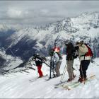 Skifosi osservano la partenza di un fuoripista a La Thuile
