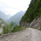 La strada sterrata che da Erto porta in Val Zemola La strada sterrata che da Erto porta in Val Zemola