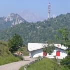 Il rifugio Consiglieri. Sullo sfondo il Monte Rai con l'antenna, i Corni di Canzo e la Grigna