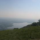 Il Lago di Pusiano al centro e quello di Alserio sulla destra; sullo sfondo la Pianura Padana