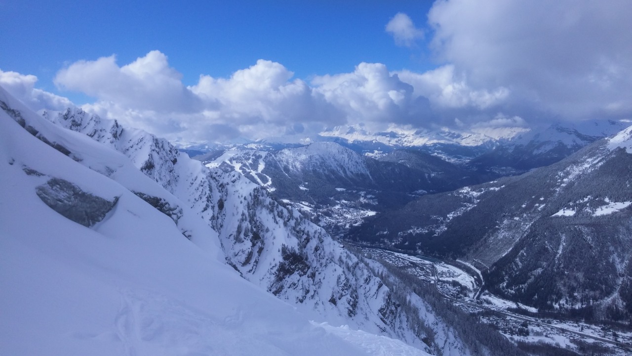 163962-couloir-des-cosmiques-7.3.2016-16.vista-della-vallata-di-chamonix-da-w-a-e-dal-ghiacciaio-di-les-bossonsjpg.jpg