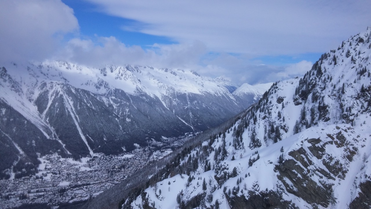 163965-couloir-des-cosmiques-7.3.2016-20.vista-della-vallata-di-chamonix-da-w-a-e-dal-ghiacciaio-di-les-bossonsjpg.jpg