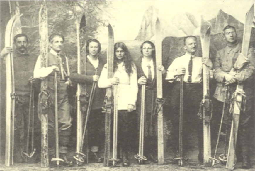2788-sci-alpinismo-nelgi-anni-20-foto-ricordo-della-prima-traversata-sciistica-cortina-val-gardena.jpg