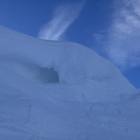Dettaglio della grossa cornice della cresta sommitale
