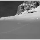 Una curva in neve fresca sotto il Sass Becè nelle Dolomiti centrali Una curva in neve fresca sotto il Sass Becè nelle Dolomiti centrali